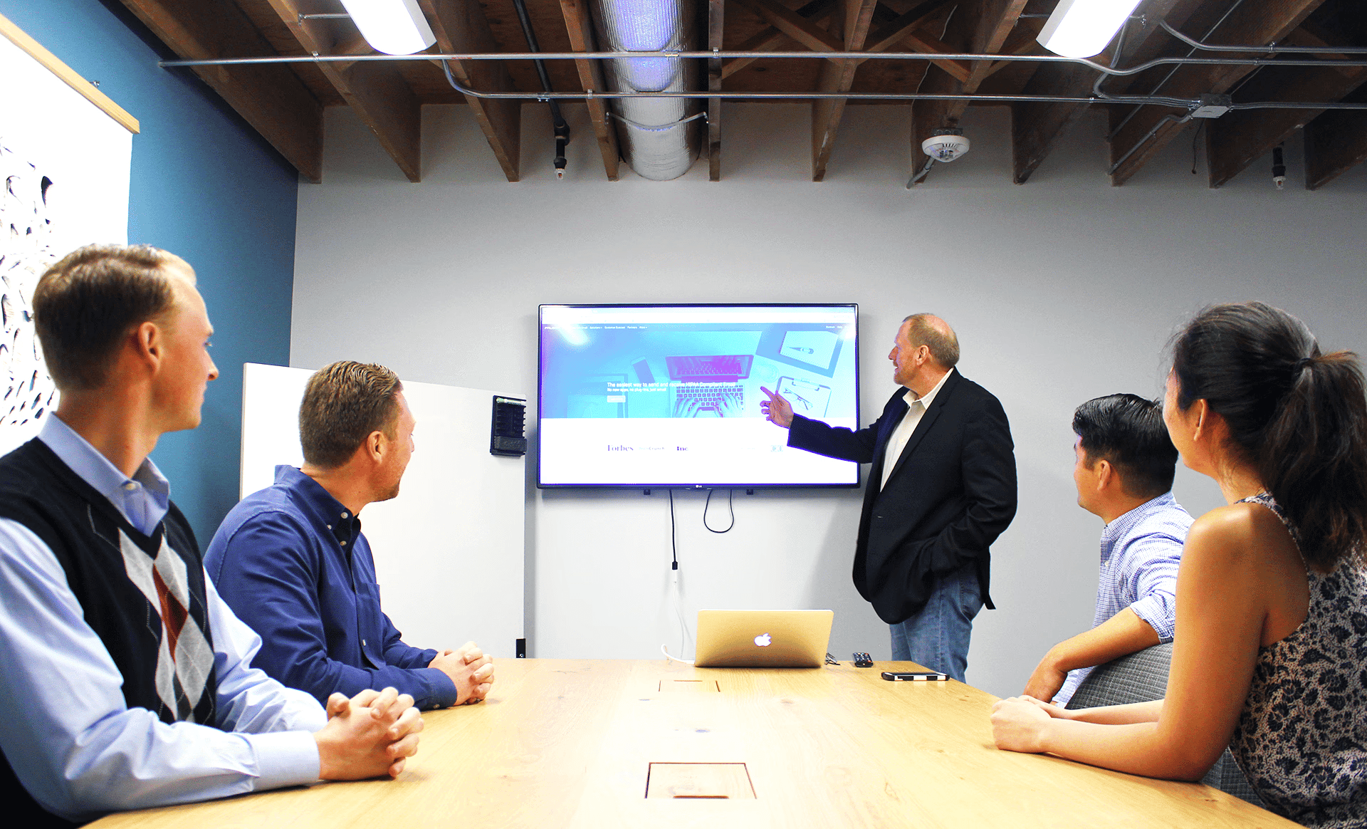  Man presenting screen to a group -  How to Make Google Voice HIPAA Compliant
