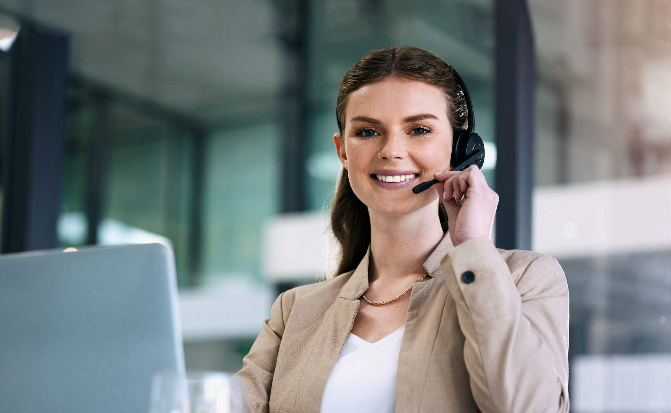 Woman calling - Inbound call vs Outbound call