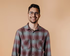 jókedvű egyedülálló férfi