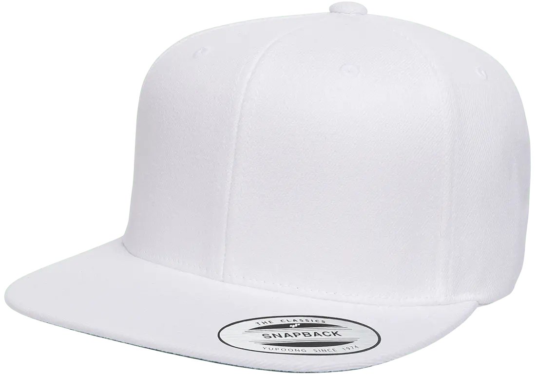 Vit Yupoong Premium Snapback med platt skärm och justerbart snapbackspänne