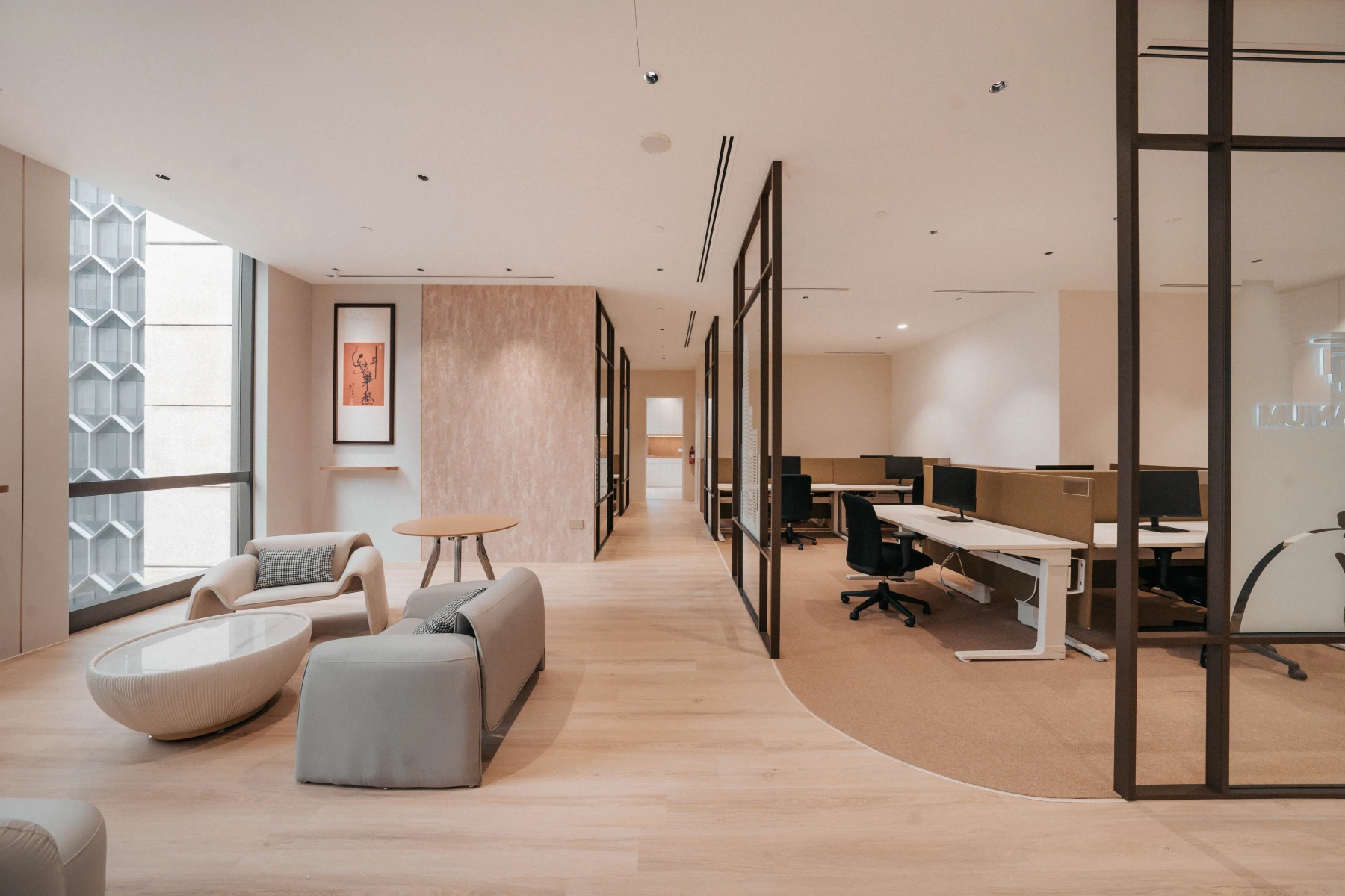 Large open-plan office in Singapore with glass partitions and collaborative zones