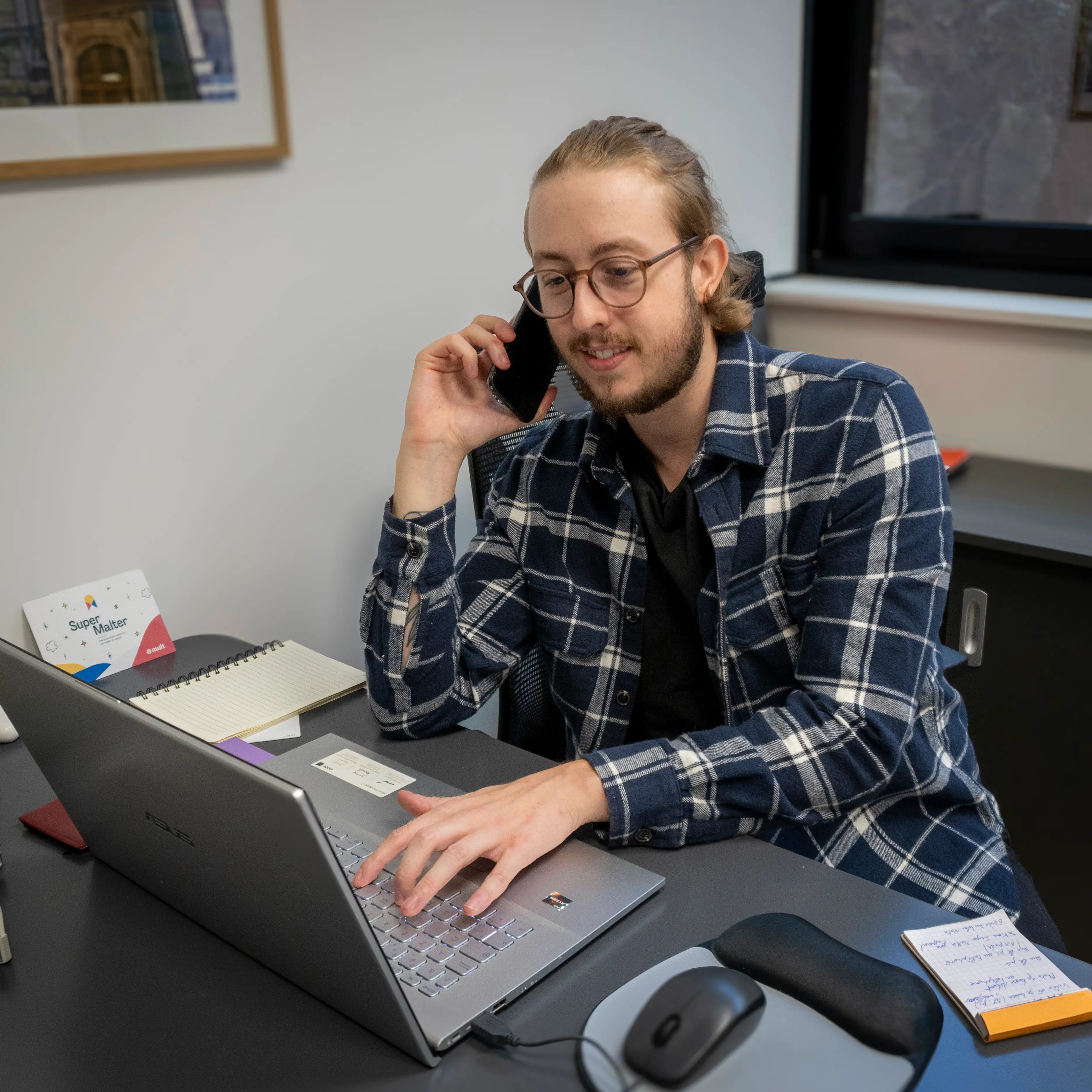 Jeremy Thiel sur l'ordinateur et au téléphone