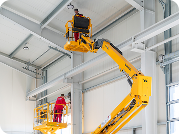 Mitarbeiter auf Arbeitsbühne während der Arbeit