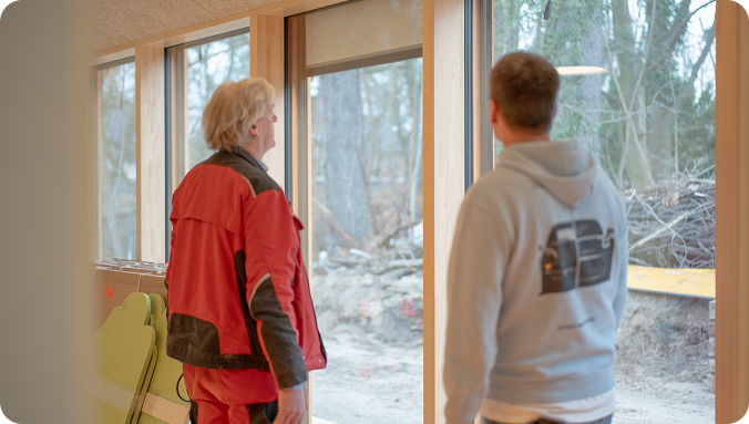 Mitarbeiter schauen denkend an die Decke und am Fenster nach draußen