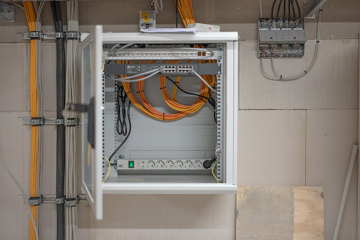 Installierter Netzwerkschrank