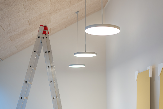 Deckenlampen im Hintergrund eines Raumes