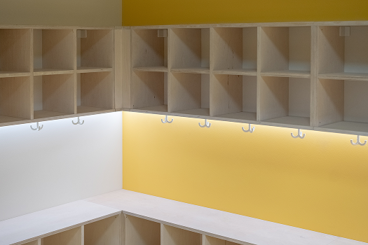 Garderobe mit indirekter Beleuchtung