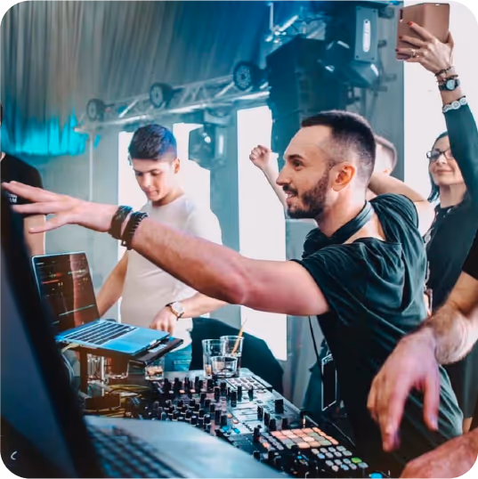 DJ-ul Mihai Graure este disponibil pentru: nunta, botez, cununie civila, majorat și corporate.