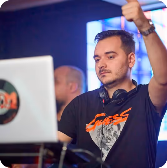 DJ-ul Alex Visan este disponibil pentru: nunta, botez, cununie civila, majorat și corporate.