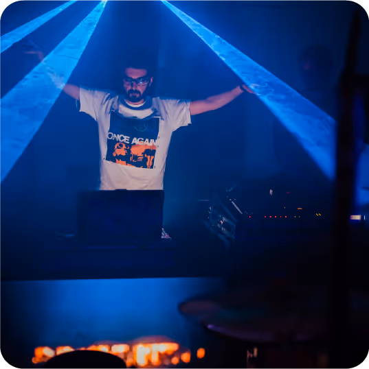 DJ-ul Ciprian Gaisteanu este disponibil pentru: nunta, botez, cununie civila, majorat și corporate.