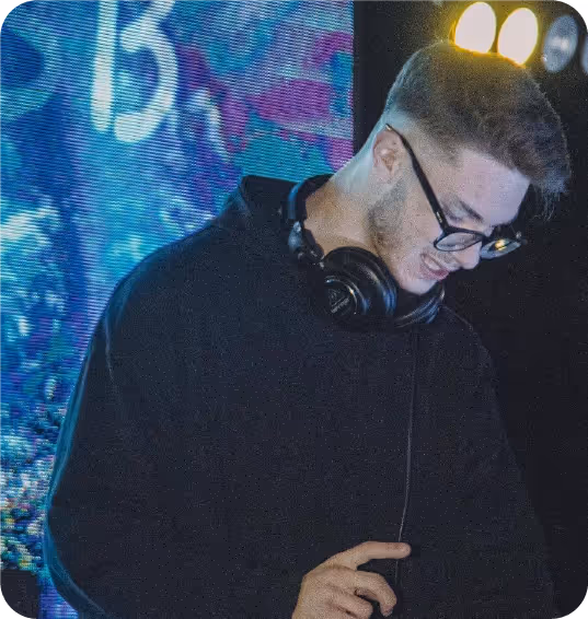 DJ-ul Sebi Isabescu este disponibil pentru: nunta, botez, cununie civila, majorat și corporate.