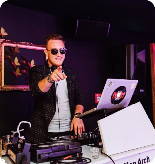 DJ-ul Bogdan Oprescu este disponibil pentru: nunta, botez, cununie civila, majorat și corporate.