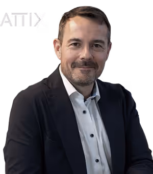 Homme souriant en costume sombre et chemise blanche avec le logo ATTIX en haut à gauche.