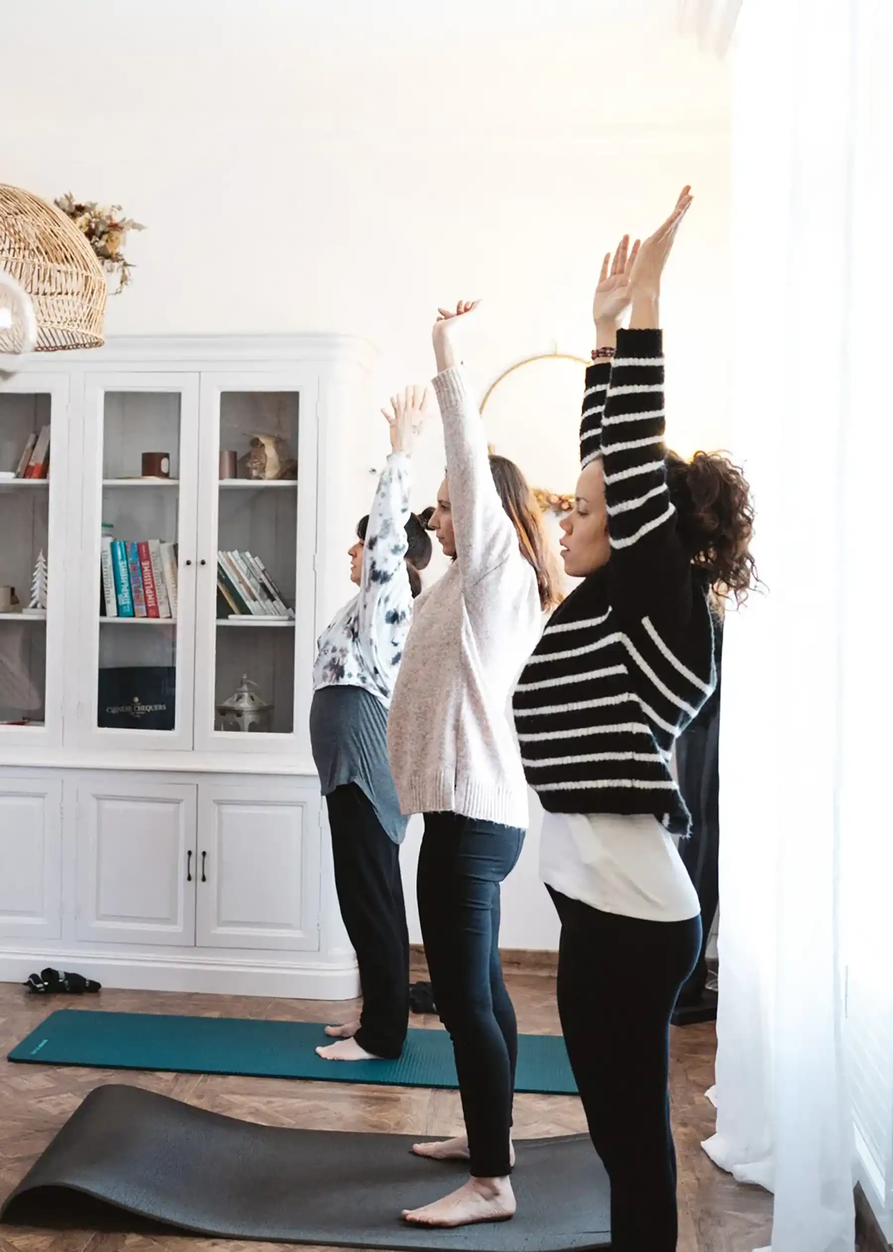 Groupe en pratique de yoga au domaine Cœur Cristal