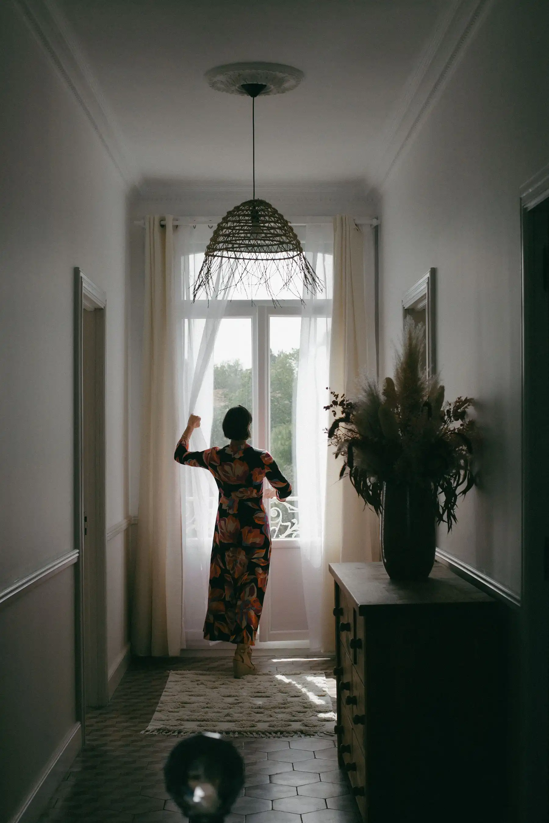 Julie ajustant la décoration intérieure de Cœur Cristal