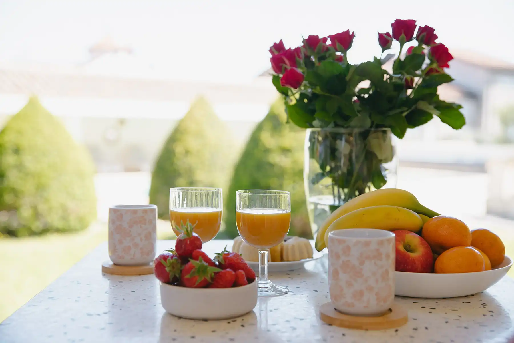 Espace repas extérieur Ecolodge Magalas