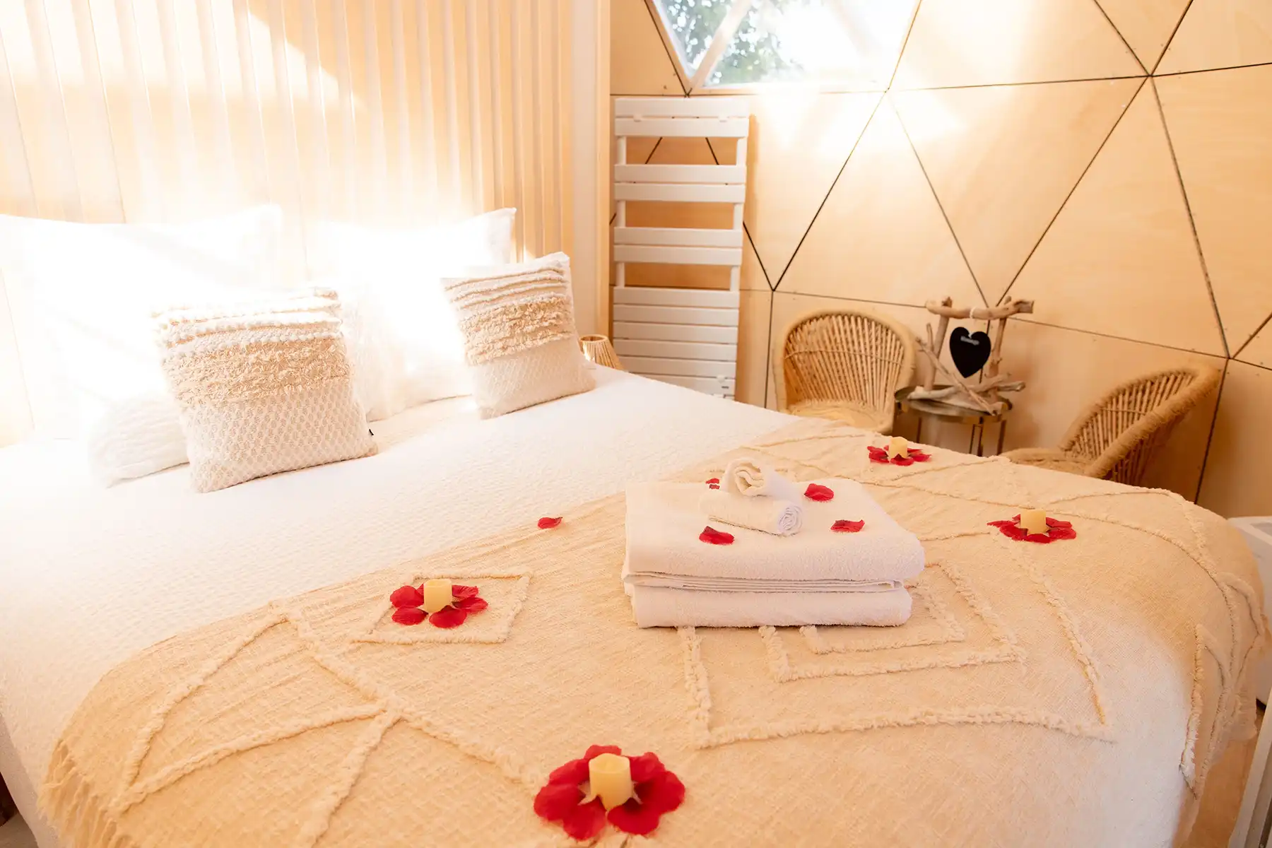 Nuit insolite à deux dans un Ecolodge dôme bois Cœur Cristal Magalas Hérault