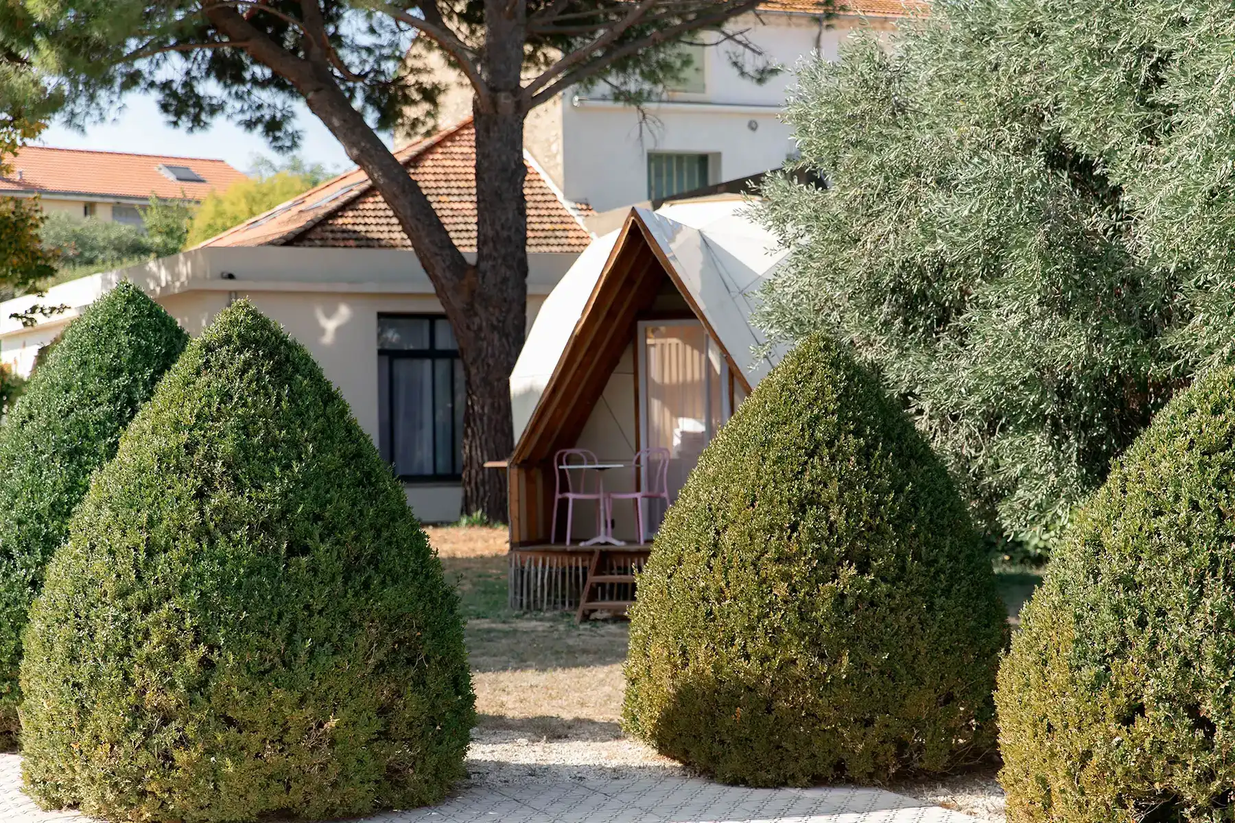 Jardin autour Ecolodge dôme Magalas