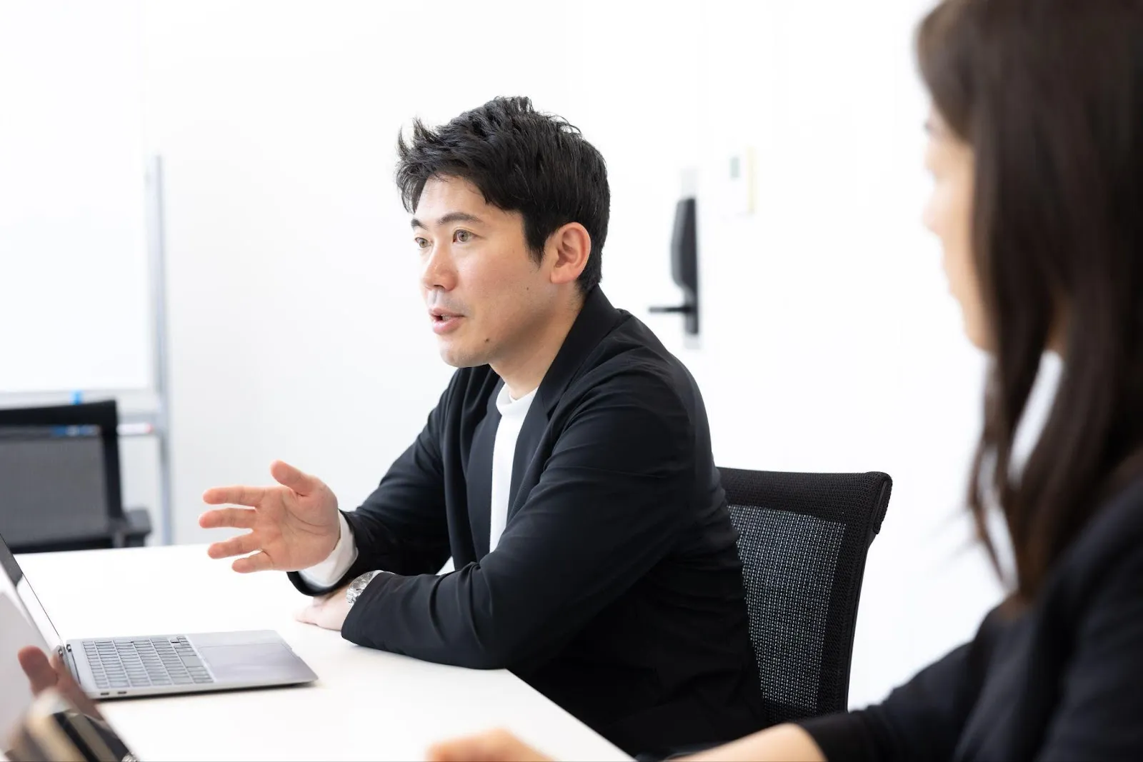mentoの管理職コーチ導入企業 株式会社TBWA HAKUHODOの 人事局 二階晋平さん