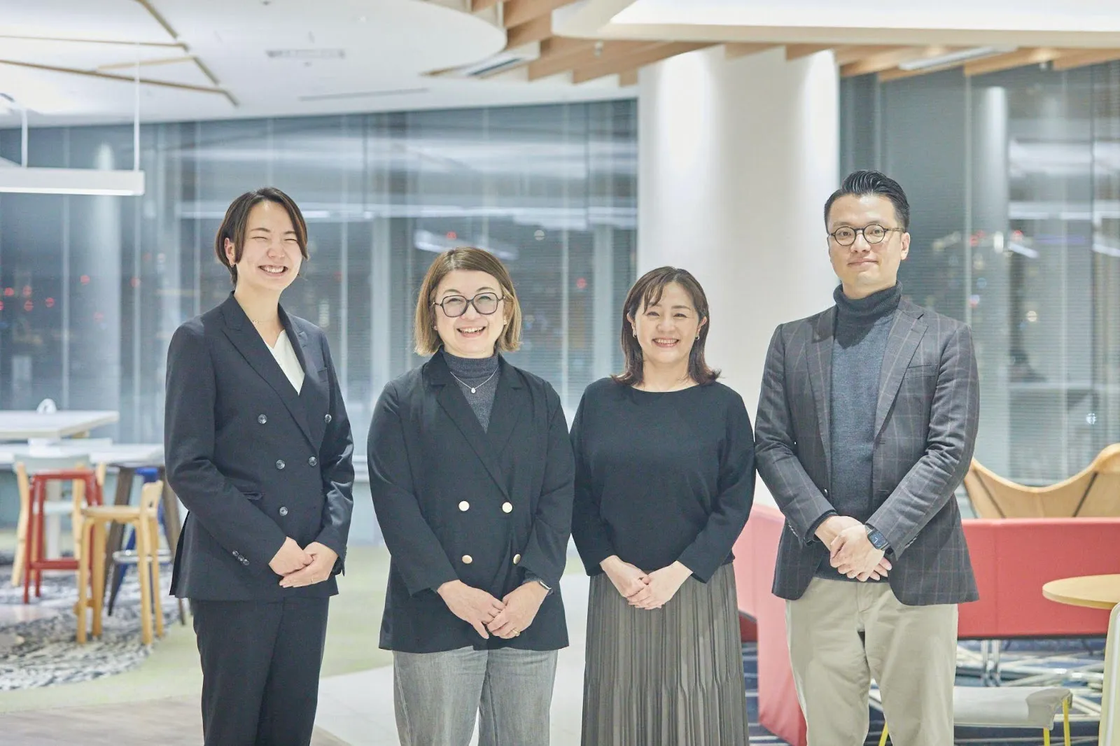 mentoのエグゼクティブコーチングの導入を決めた株式会社電通コーポレートワンの人事オフィス 松澤美穂さんと外山麻衣さん、営業担当の藤本、カスタマーサクセス担当の宮城とともに