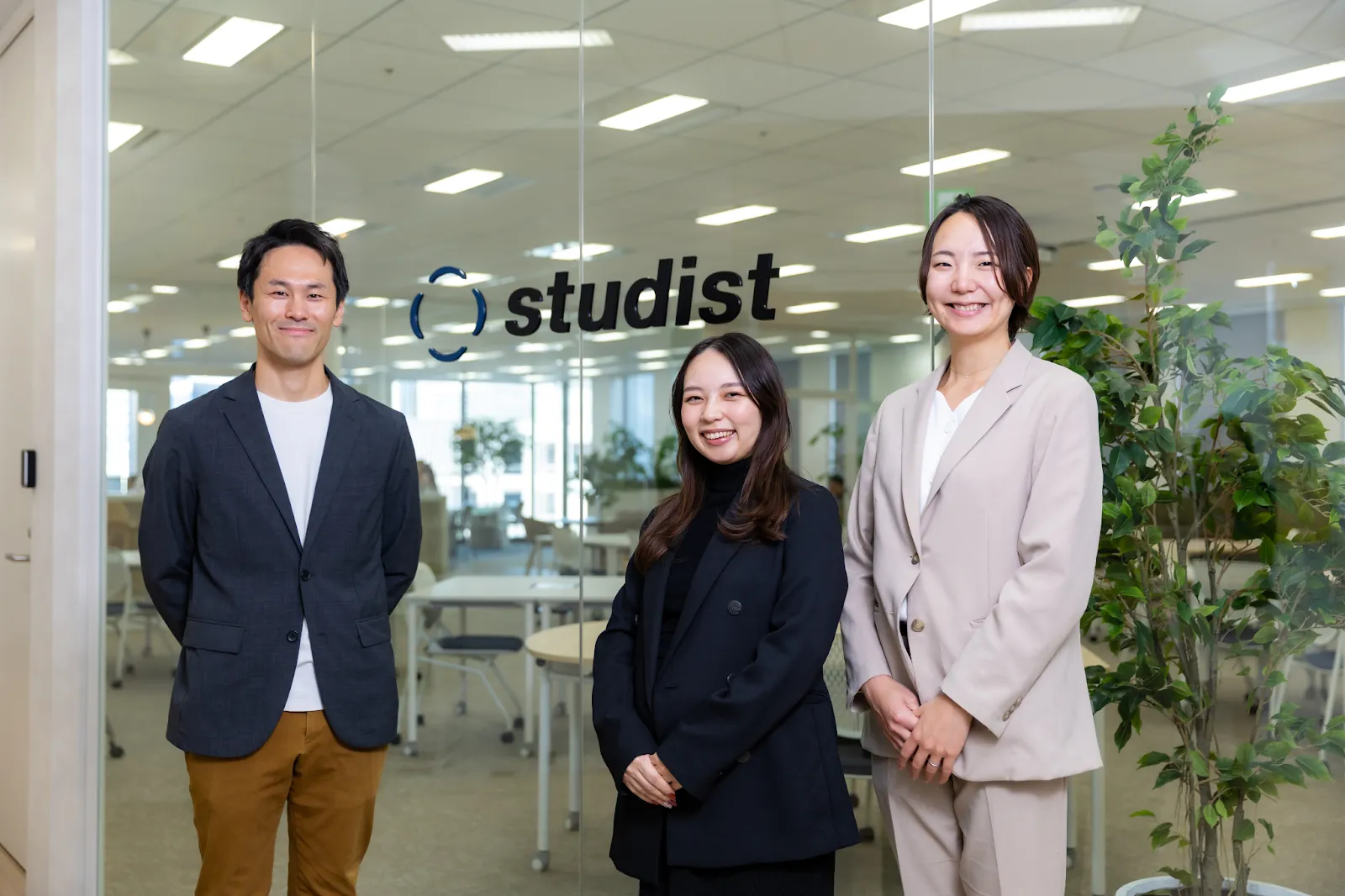 mentoのコーチングの導入を決めた株式会社スタディストのCHRO今井 威紀さん、mentoカスタマーサクセス担当の荒生と宮城とともに