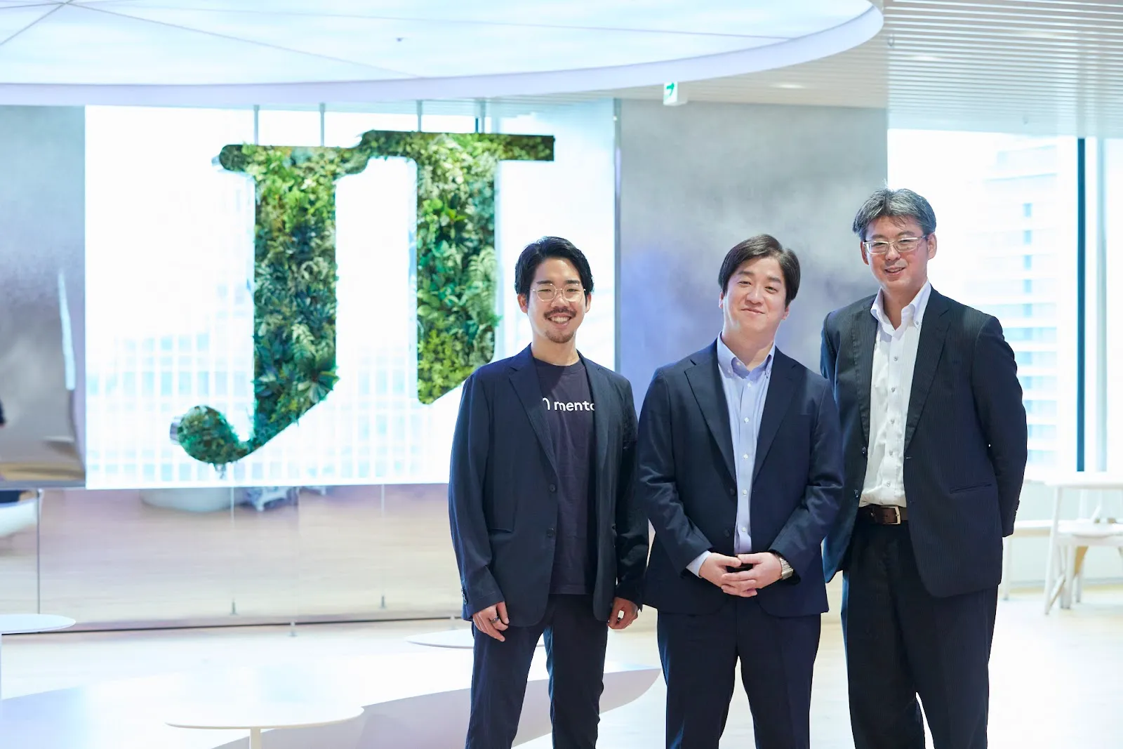 mentoの管理職コーチを導入した JT 部長 佐藤大輔さんと神倉洋介さんmentoカスタマーサクセス担当の庄司と共に