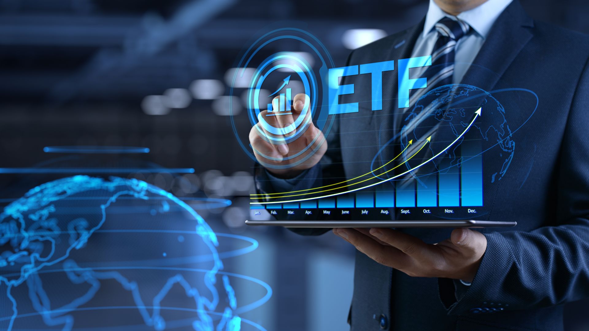 Geschäftsmann in Anzug nutzt virtuelles Interface mit der Aufschrift 'ETF' und wachsender Kursgrafik