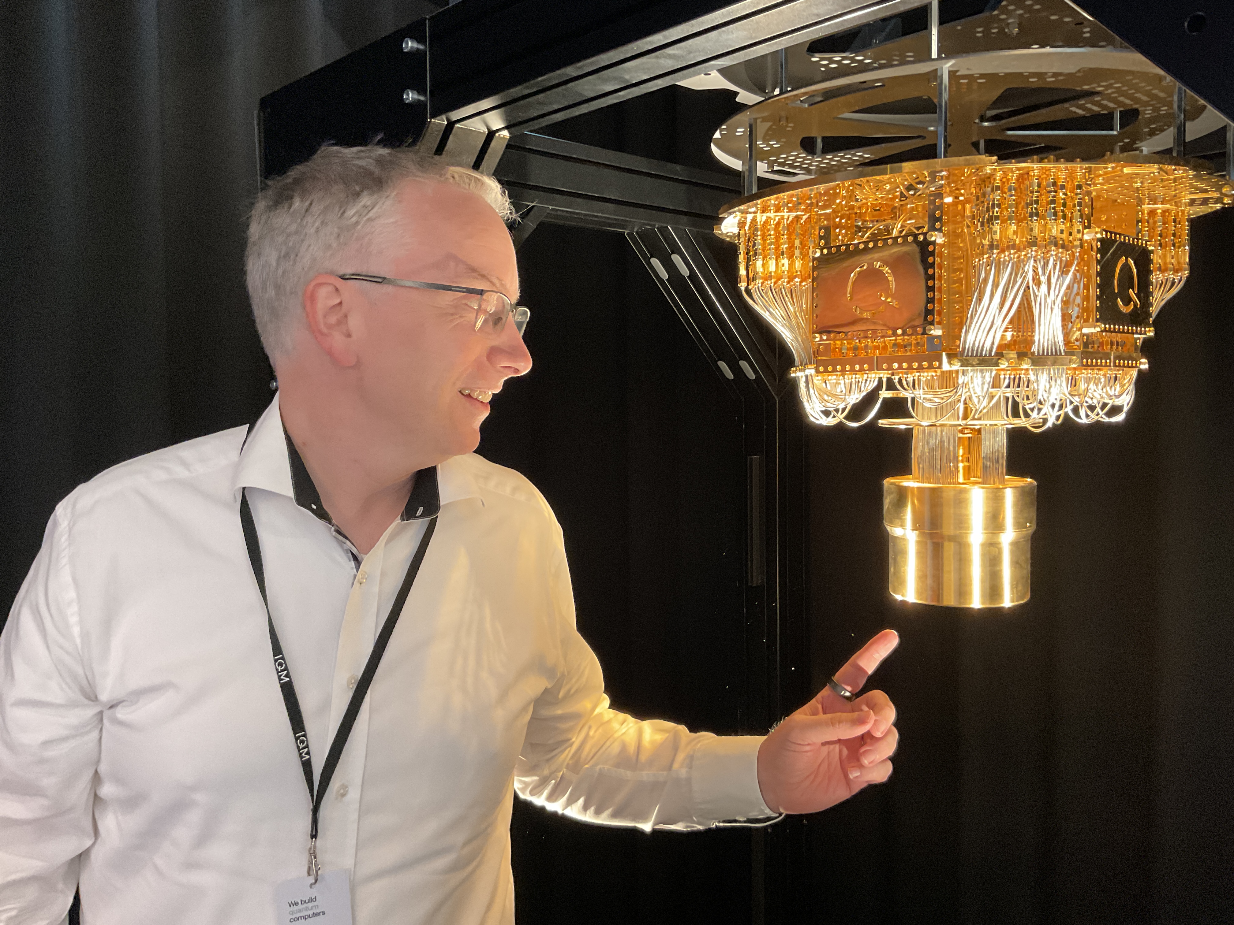 Michael Hater vor dem IQM Quantum Computer