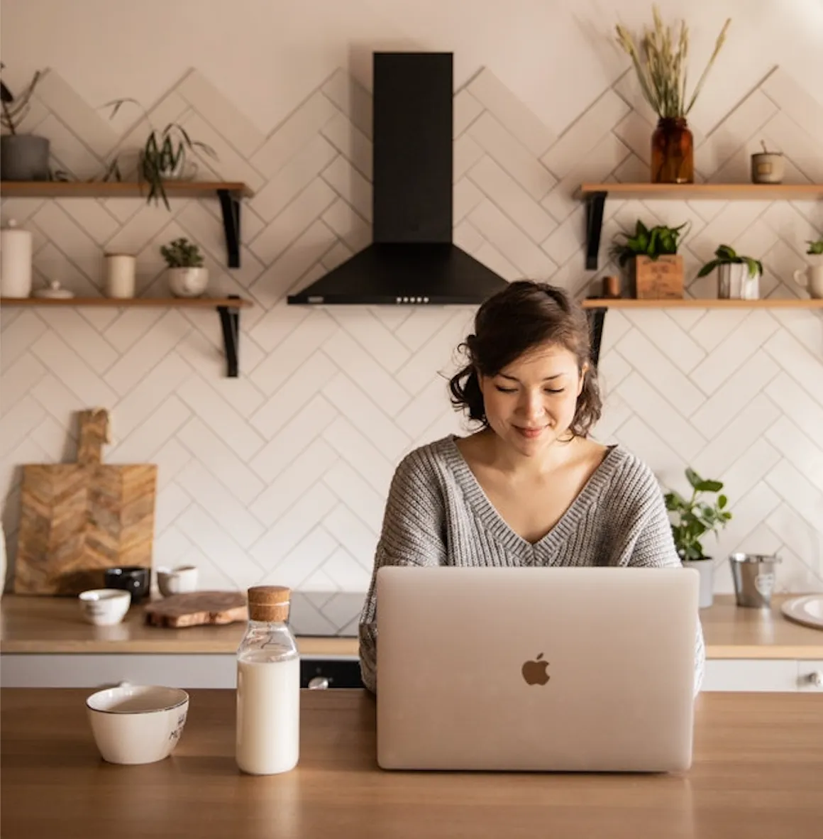 Kvinne som jobber på laptop - online terapi ved MKT-Oslo
