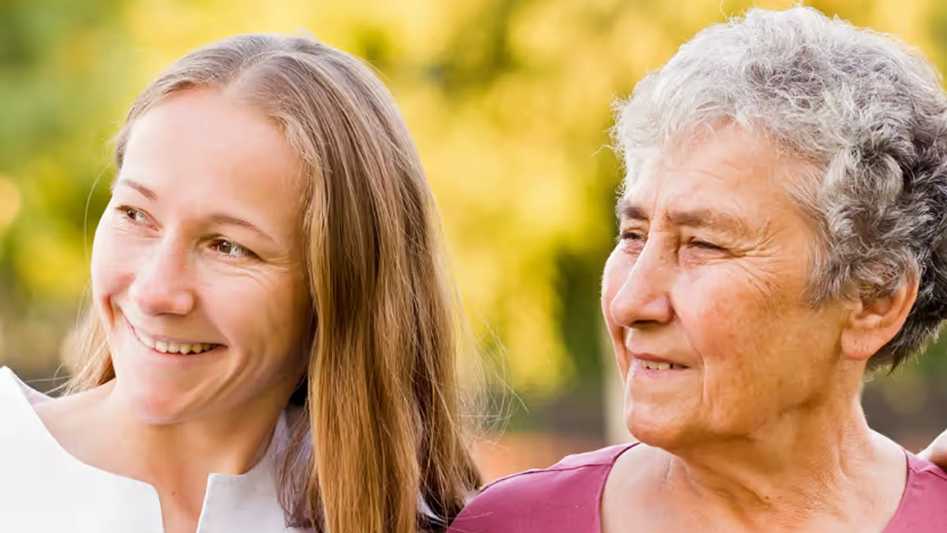 Jonge en oudere vrouw samen buiten