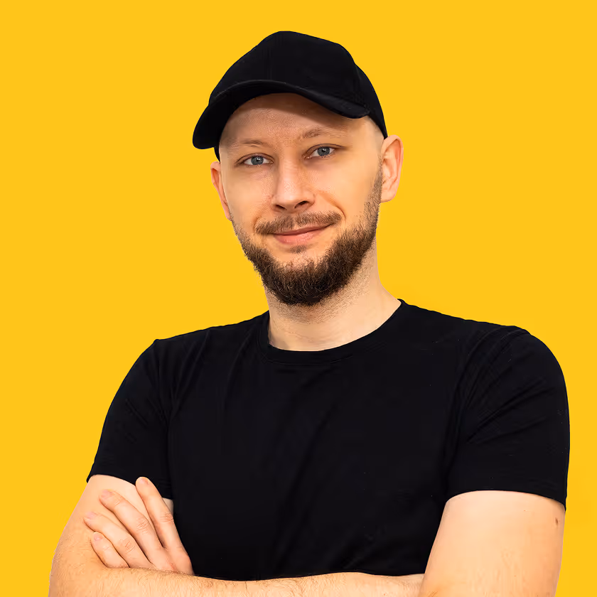 Mateusz Mrozek - doświadczony UX/UI Designer i Webflow Developer na żółtym tle, gotowy do tworzenia nowoczesnych stron internetowych.