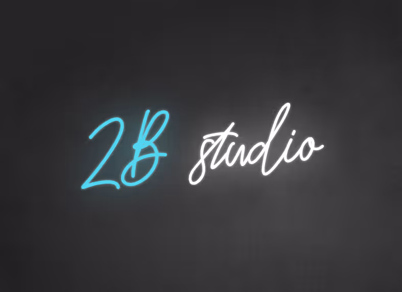 Oficjalne logo 2B Studio na czarnym tle. Nowoczesny projekt logo centrum treningu personalnego.
