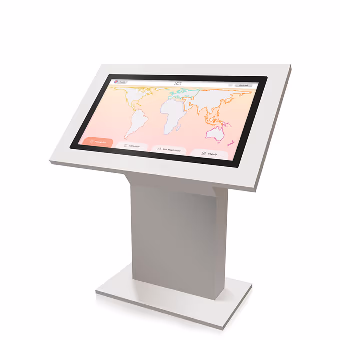 Kiosk muzealny z wyświetloną aplikacją interaktywną, zaprojektowaną dla wystawy muzealnej. Widoczny interfejs multimedialny na białym tle.