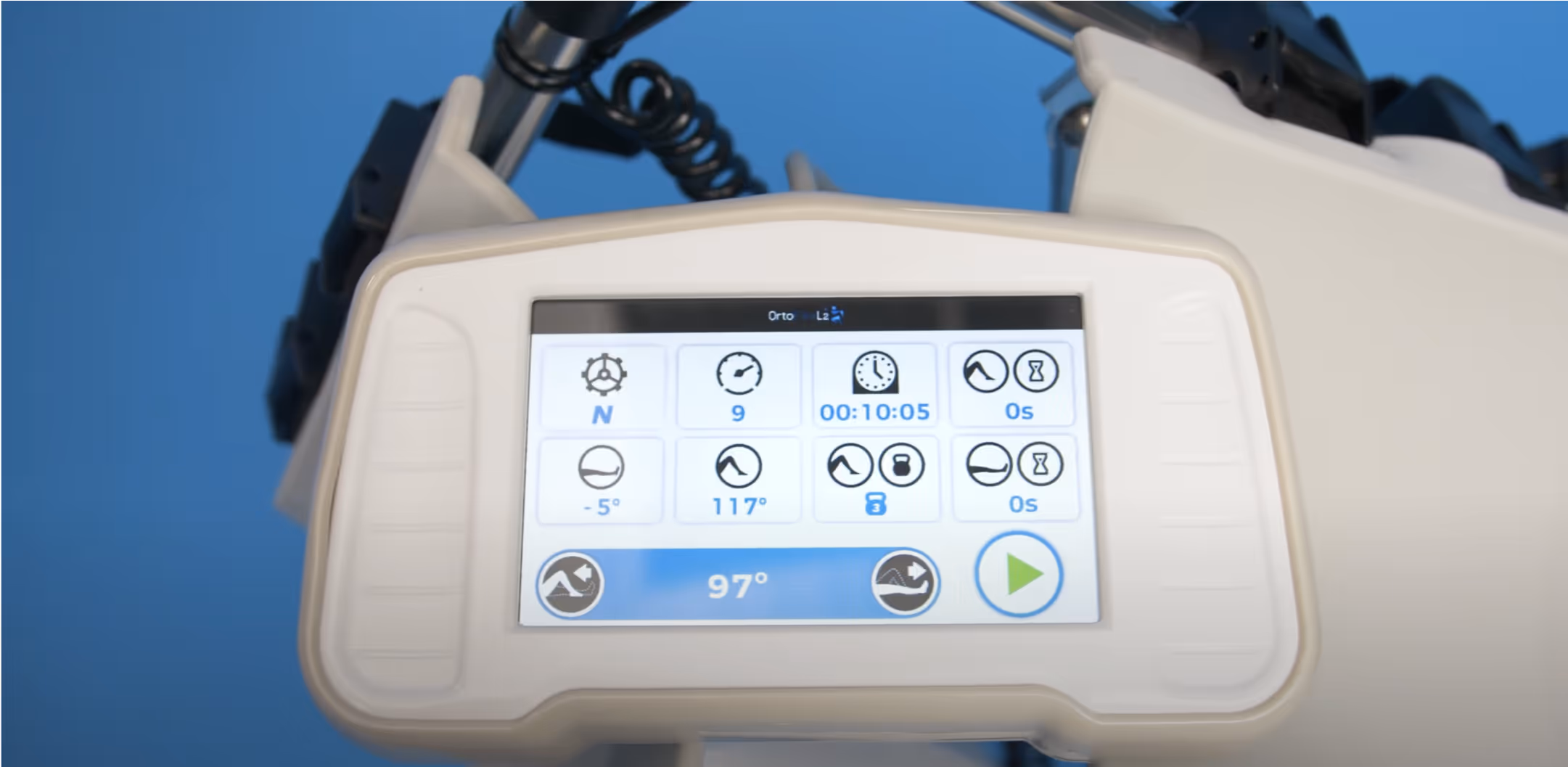 Zbliżenie na panel sterowania szyny rehabilitacyjnej Orto Flex L2. Wyświetlony główny ekran aplikacji Good Medica, zaprojektowany z myślą o intuicyjnym UX/UI dla urządzeń medycznych.