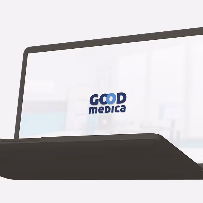 Mockup laptopa z logo Good Medica na ekranie. Ilustracja etapu badań UX i analizy potrzeb użytkowników w projekcie aplikacji medycznej.