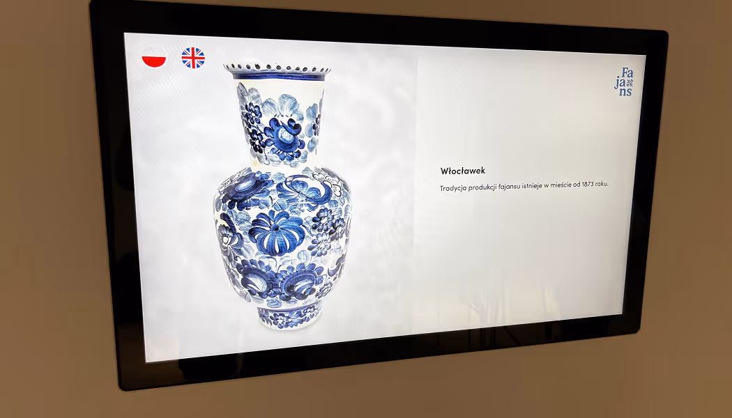 Ekran z aplikacją muzealną zintegrowaną z instalacją mapy ceramiki na świecie. Interaktywny interfejs UI prezentujący globalne powiązania fajansu.