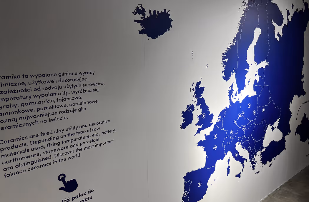Zbliżenie na ścianę z mapą ceramiki na świecie w Skarbcu Fajansu. Detal instalacji multimedialnej, ukazujący rozmieszczenie ośrodków fajansu.