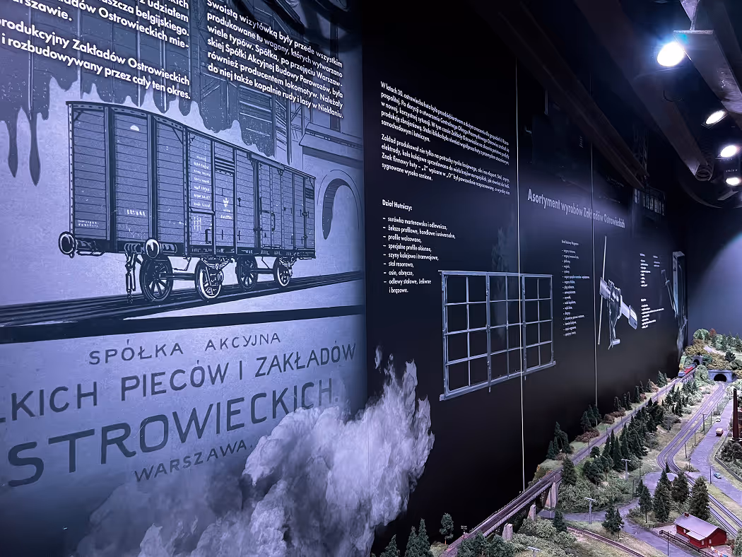 Zbliżenie na plansze ścienne z infografikami w Centrum Tradycji Hutnictwa. Detal projektu graficznego dla wystawy muzealnej.