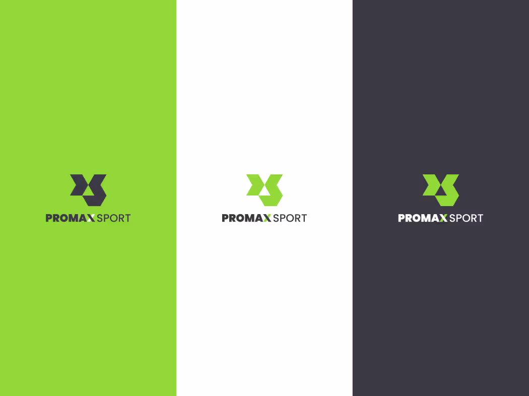 Trzy wersje kolorystyczne logo Promax Sport, prezentowane na różnych tłach. Ilustracja zastosowania barw brandowych w identyfikacji wizualnej.