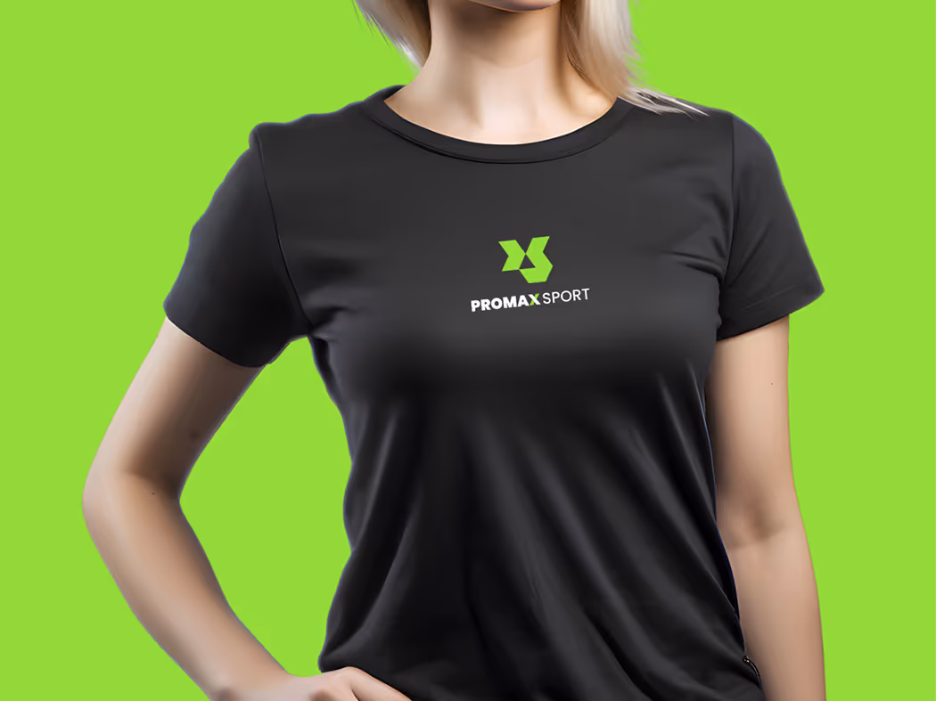 Mockup koszulki Promax Sport z logo, prezentowany na postaci żeńskiej. Ilustracja designu odzieży sportowej i brandingu centrum fitness.