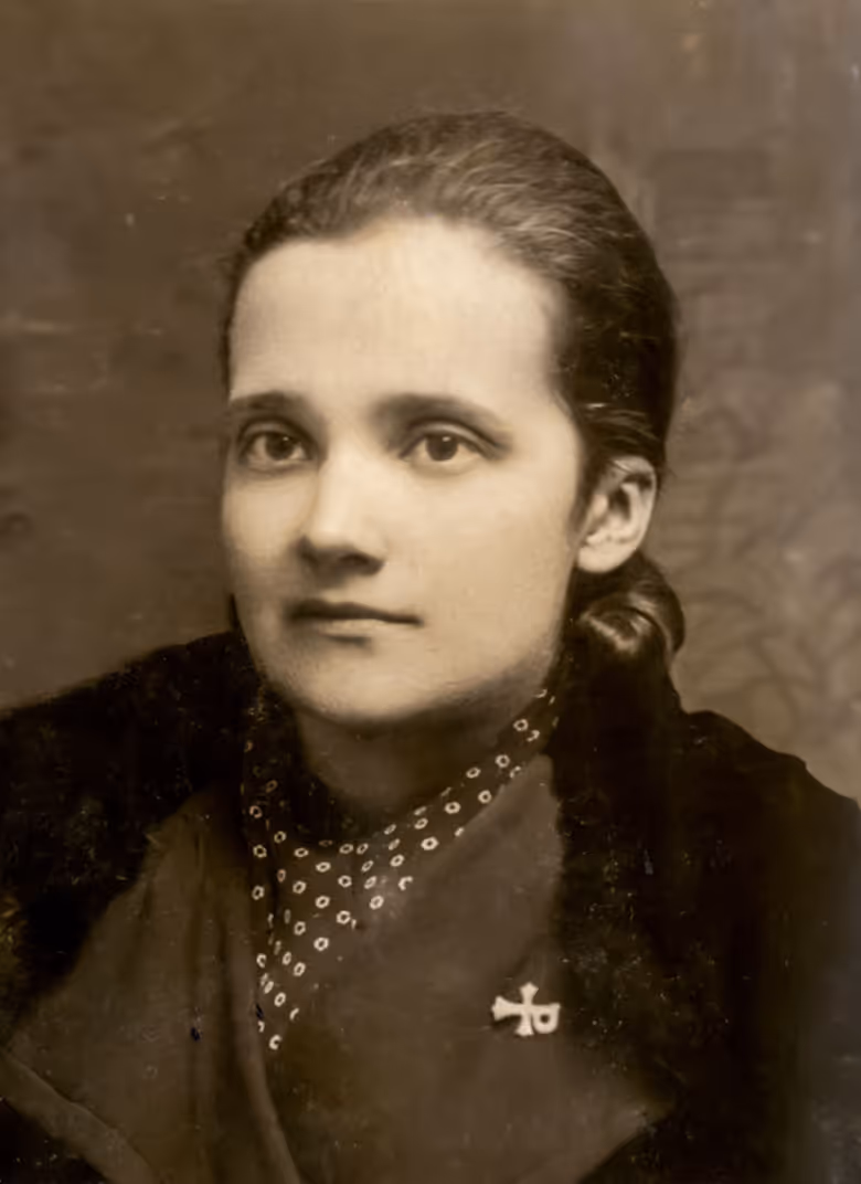 To samo historyczne zdjęcie portretowe po profesjonalnym retuszu cyfrowym. Obraz jest czysty, bez widocznych uszkodzeń i zabrudzeń. Efekt renowacji dla wystawy muzealnej Muzeum Mazowieckiego.