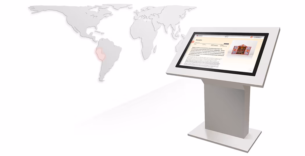 Mockup kiosku muzealnego z wyświetloną aplikacją Muzeum Narodowego w Poznaniu. Na ekranie aplikacji widoczna mapa z podświetlonym jednym krajem, ilustrująca interaktywną lokalizację eksponatów.