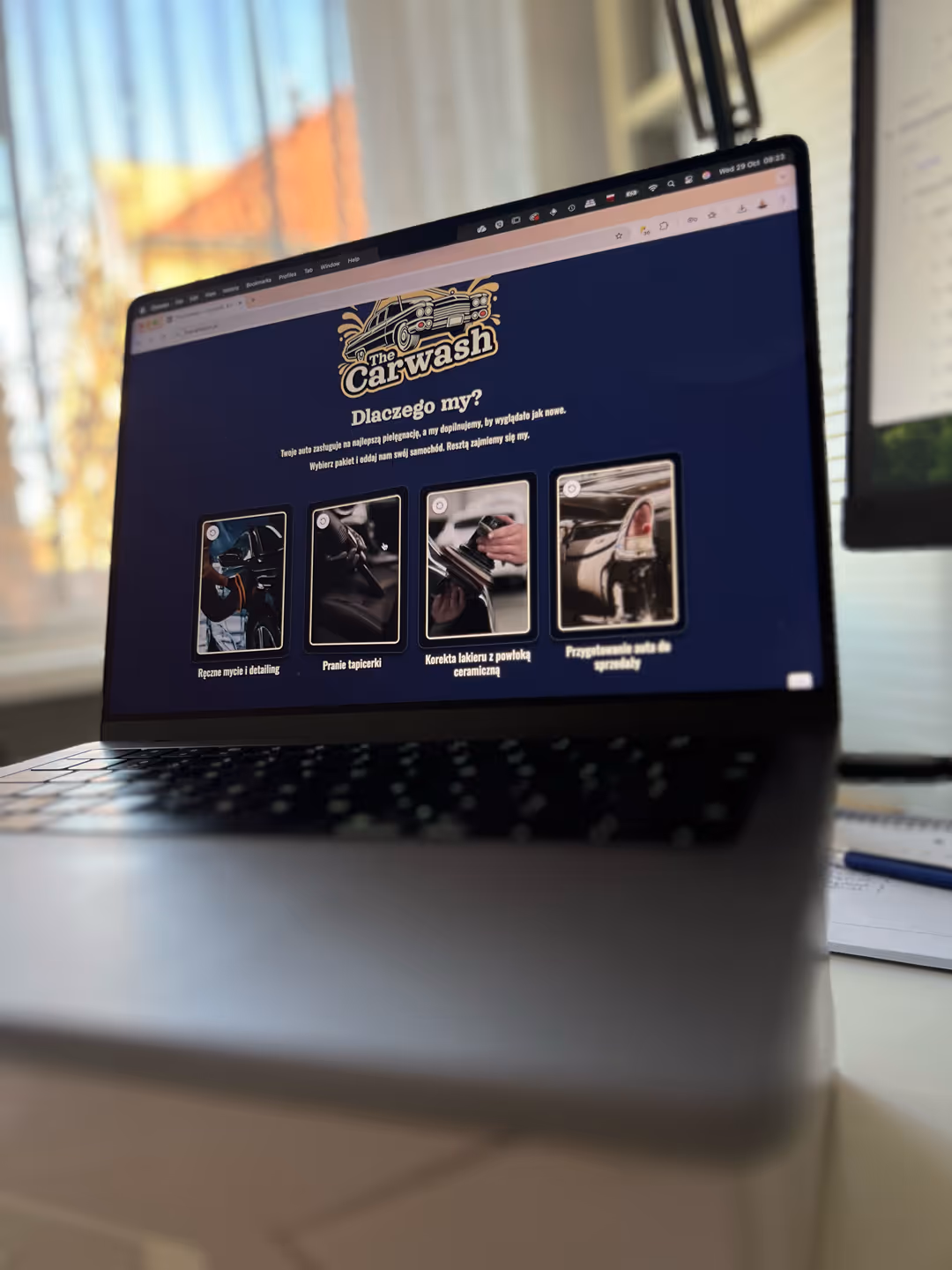 Zdjęcie laptopa z wyświetloną jedną ze stron zaprojektowanych i wdrożonych przez Mrozek Design. Strony charakteryzują się doskonałą wydajnością oraz wyglądem.