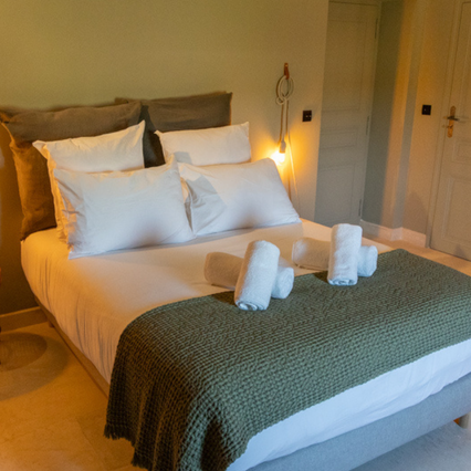 Cosy room in a Provençal gîte, ideal for a family break or romantic weekend.