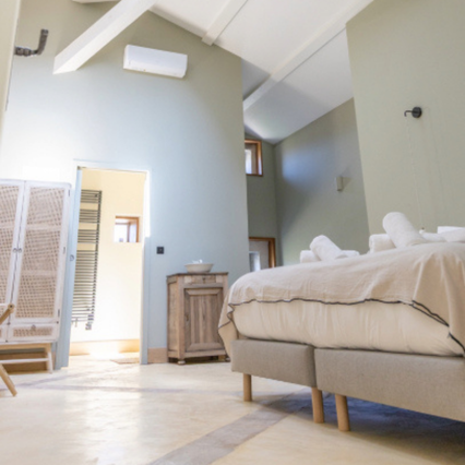 Spacious room in a Provencal estate, perfect for a relaxing night's sleep