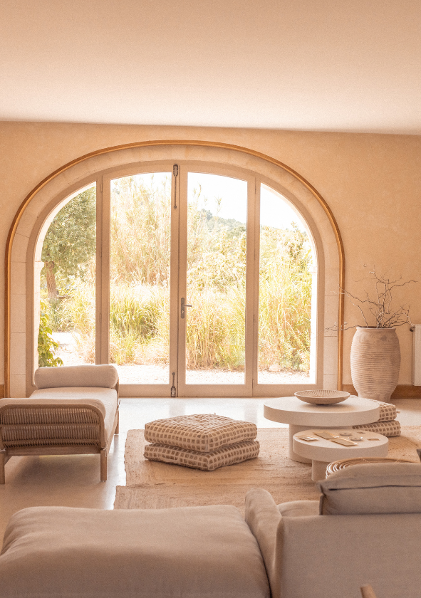 Cosy salon in a Provencal estate, ideal for relaxing after a day of activities or for an intimate event.