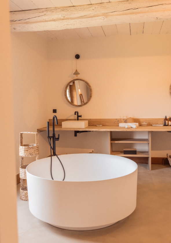 Spacious bathroom on an estate in the PACA region, perfect for a friendly cousinade
