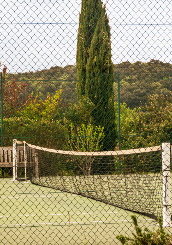 Open-air tennis match on a Provencal estate, ideal for a sporting moment in the heart of nature.