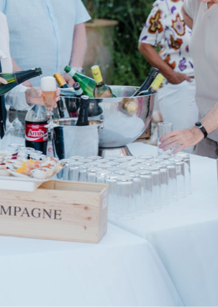 Open-air dining during a seminar, a unique experience on a Provencal estate surrounded by natural landscapes