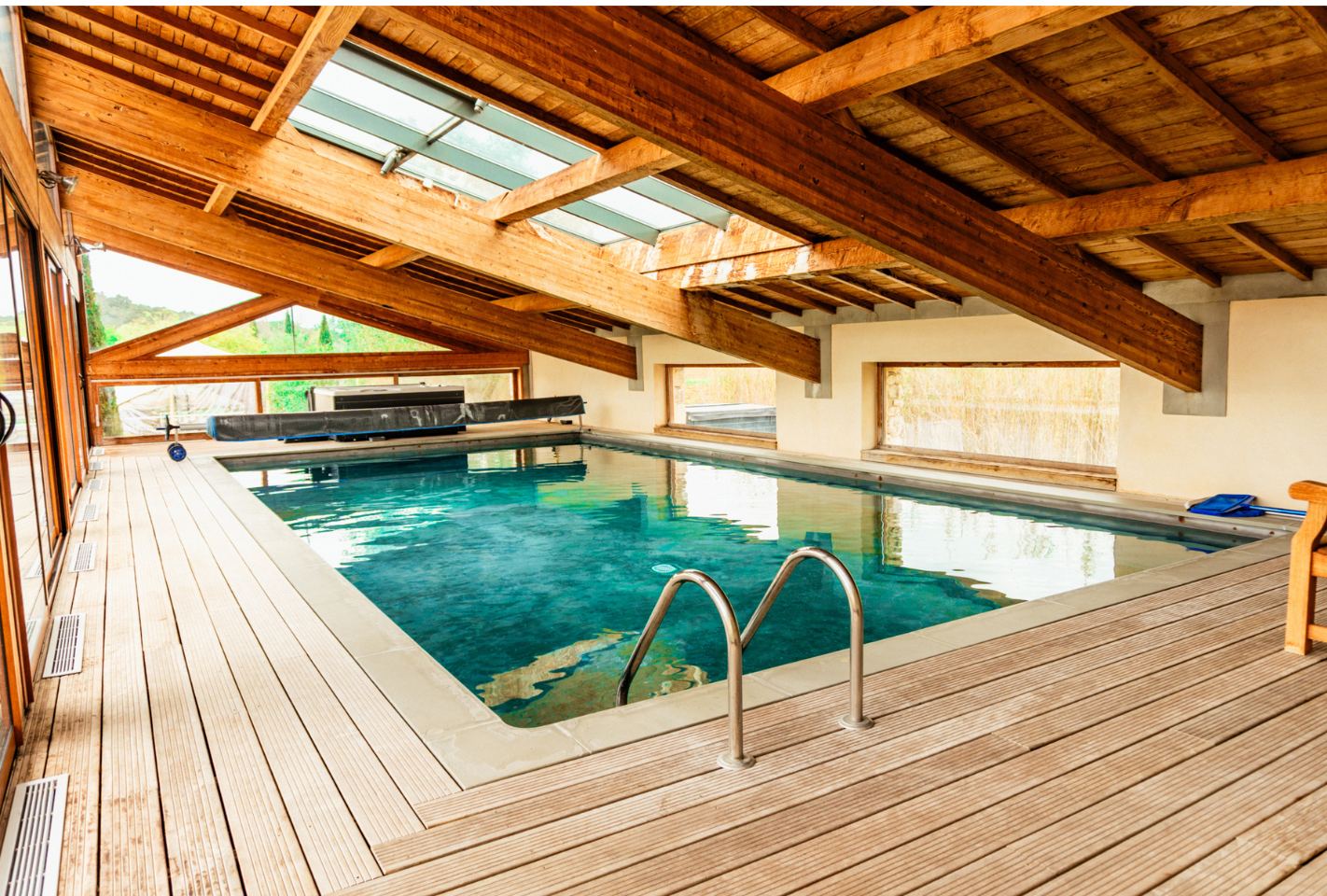 Piscine avec vue panoramique en Provence, parfaite pour se ressourcer lors d'une retraite bien-être ou d'un séjour zen